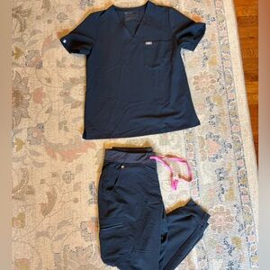 Figs Scrub set in charcoal in pink